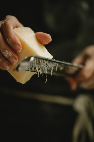Можно ли замораживать сыр и как это влияет на свойства продукта?